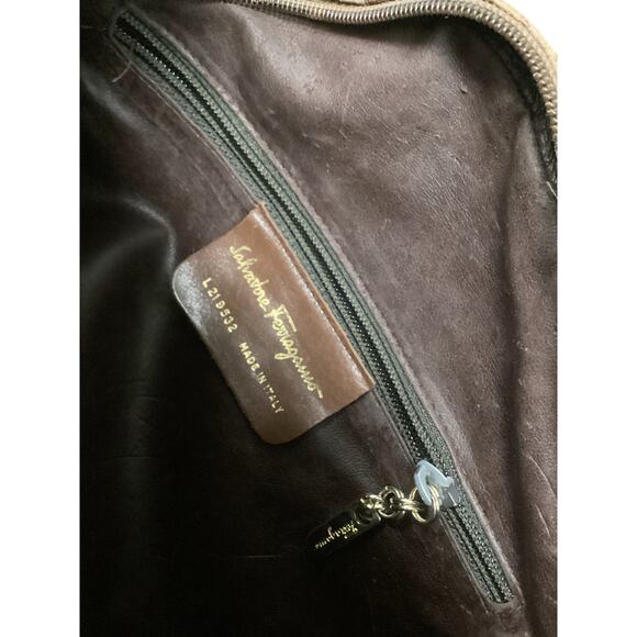VTG Salvatore Ferragamo Women’s Shoulder Bag Vera Embossed Leather Brown - Picture 5 of 11